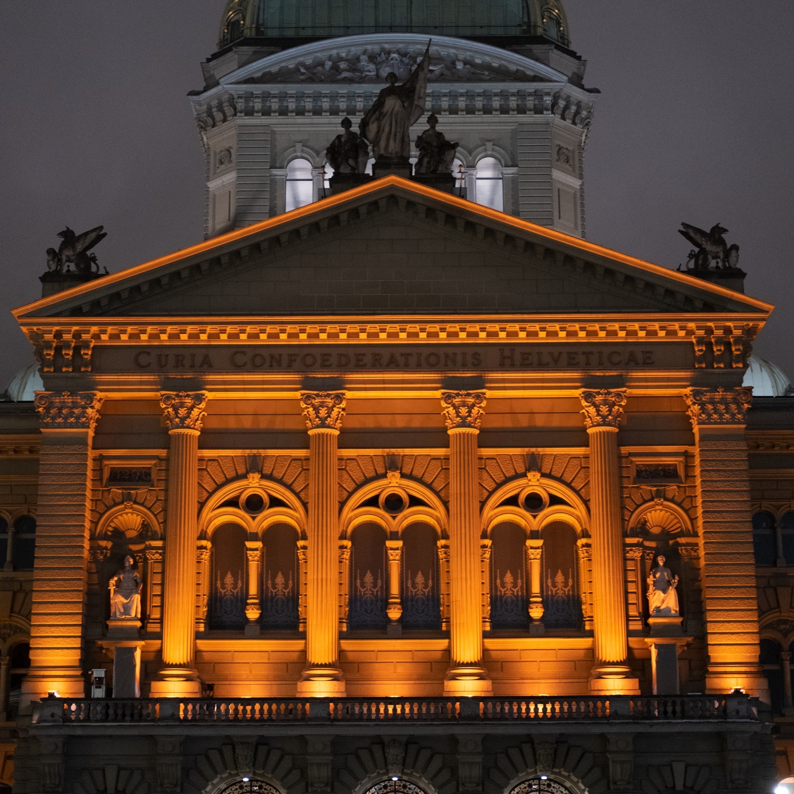 Das Bundeshaus Bern während den Orange Days.